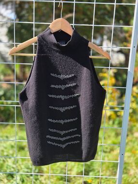 Krizia Maglia Cashmere Sleeveless Beaded Mockneck 90s Minimalism Top Sz. M est